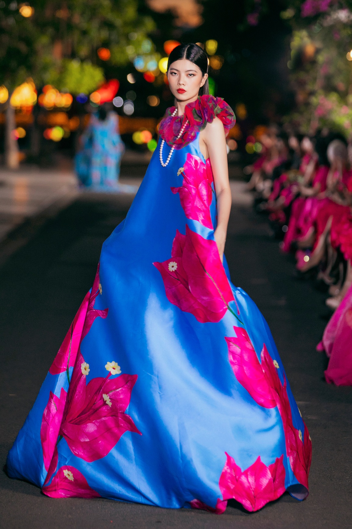 Danh ca Bảo Yến hát trên sông, Minh Tú cùng dàn mẫu lội nước catwalk - 12