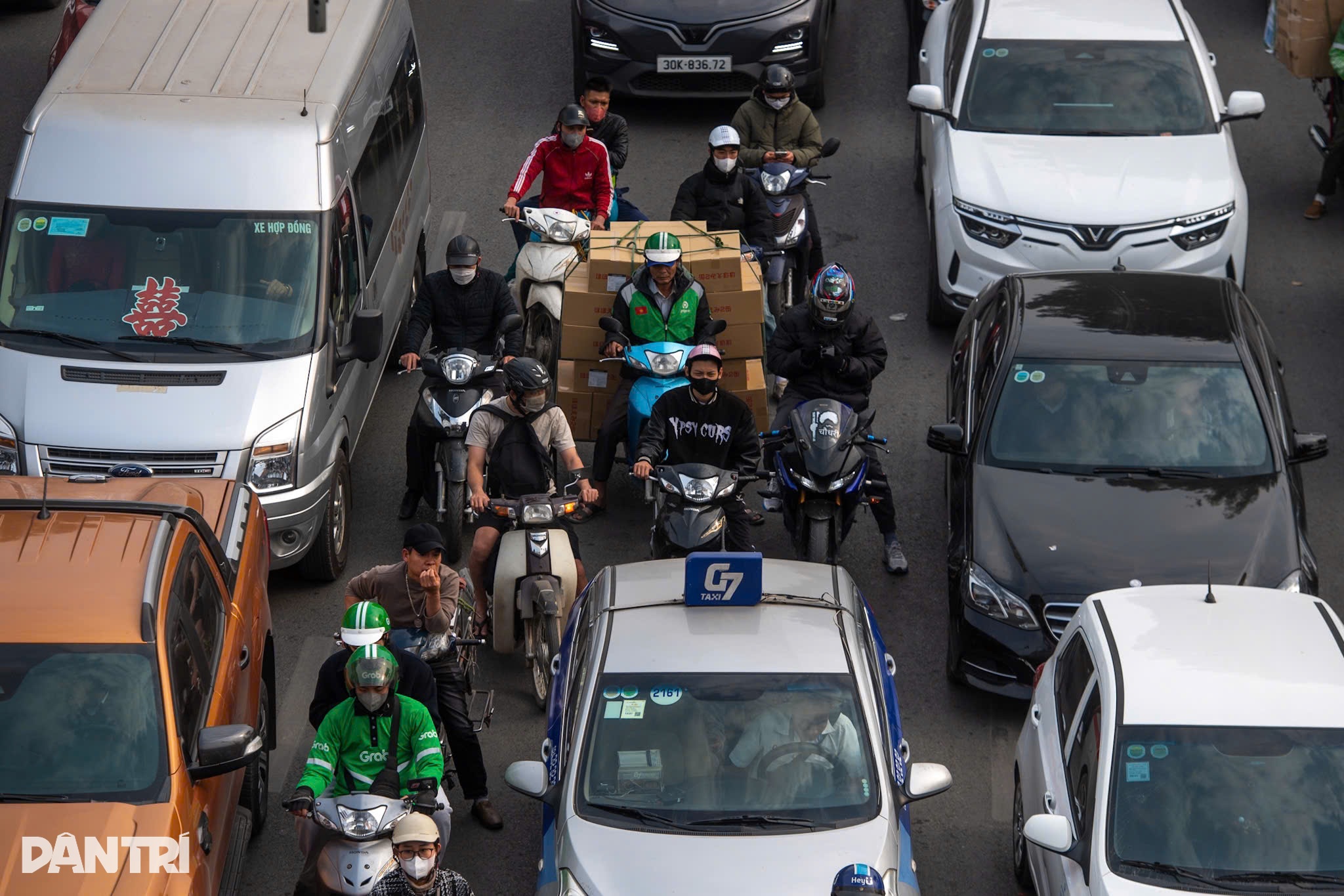 View - Ngoài giờ cao điểm: Hà Nội ùn tắc giữa trưa, xe cộ chen nhau tìm lối đi | Báo Dân trí