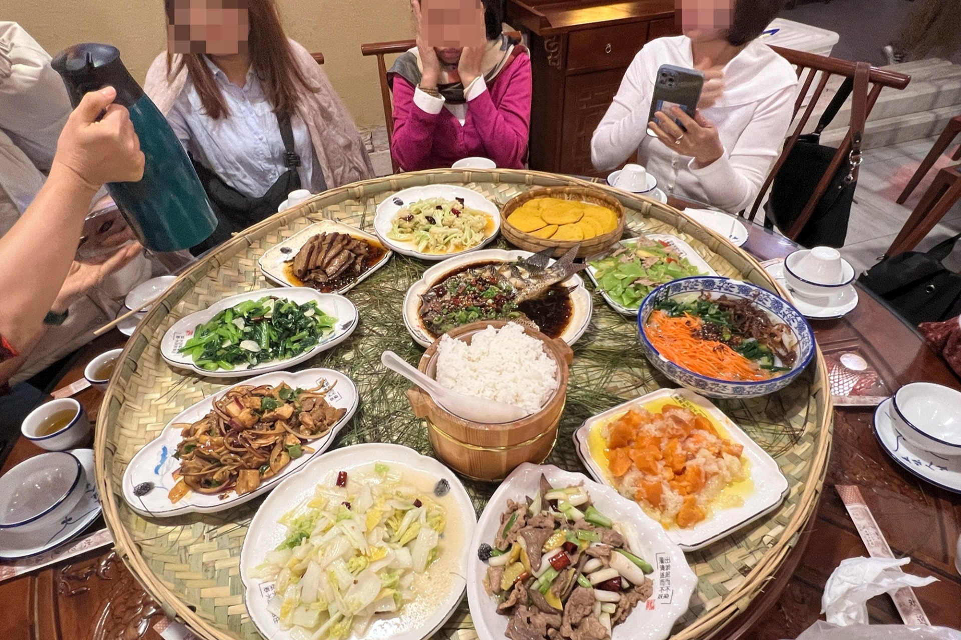Bữa cơm rau nhiều hơn thịt trong một tour Trung Quốc giá rẻ của khách Việt (Ảnh: Nhân vật cung cấp).