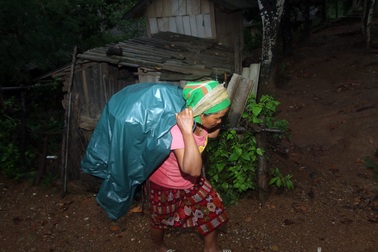 Mưa lớn, người dân ở bản vùng biên giới Nghệ An tháo chạy lên núi vì lo sạt lở