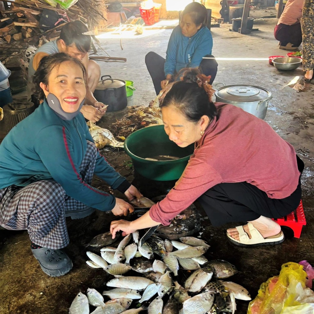 Dân vùng bão góp tiền đi chợ nấu cơm, mời 30 thợ điện đến nhà dùng bữa - 1 Dân vùng bão góp tiền đi chợ nấu cơm, mời 30 thợ điện đến nhà dùng bữa - 1
