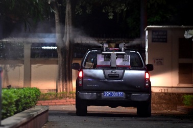 Hà Nội: Xuyên đêm phun thuốc diệt muỗi chặn dịch sốt xuất huyết