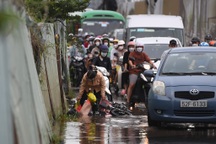 Người dân ngã nhào trên đường hẹp vì dự án cầu "treo" 7 năm ở TP Thủ Đức