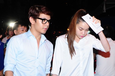 Hà Hồ, Phương Thanh, Minh Hằng... đội mưa đến viếng Wanbi Tuấn Anh