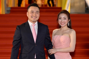 Chi Bảo sánh đôi cùng bạn gái Thùy Chang trên thảm đỏ sau ồn ào "vợ mới - vợ cũ"