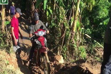 Bộ đội chạy xe máy chở gạo tiếp tế cho huyện miền núi bị cô lập sau mưa lũ