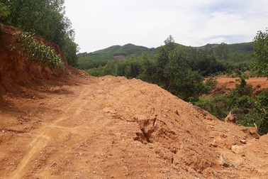 Bình Định: Tự ý san ủi, mở đường "đe doạ" hồ thủy lợi, người dân hoang mang