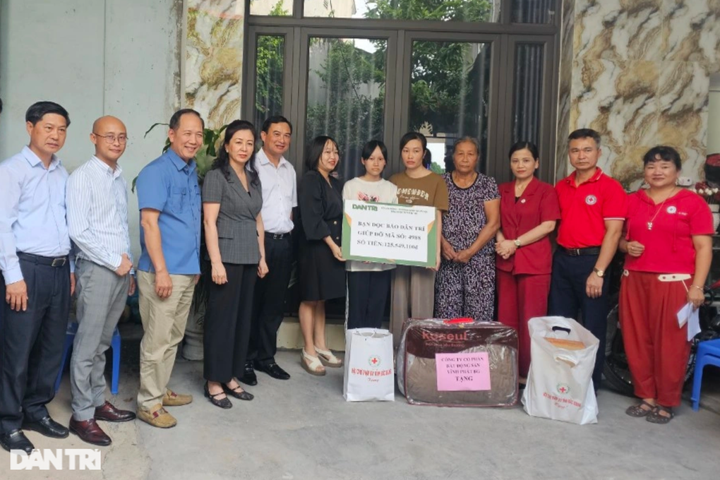 Bạn đọc Dân trí giúp đỡ bé gái mắc ung thư phần mềm gần 130 triệu đồng - 1 Bạn đọc Dân trí giúp đỡ bé gái mắc ung thư phần mềm gần 130 triệu đồng - 1