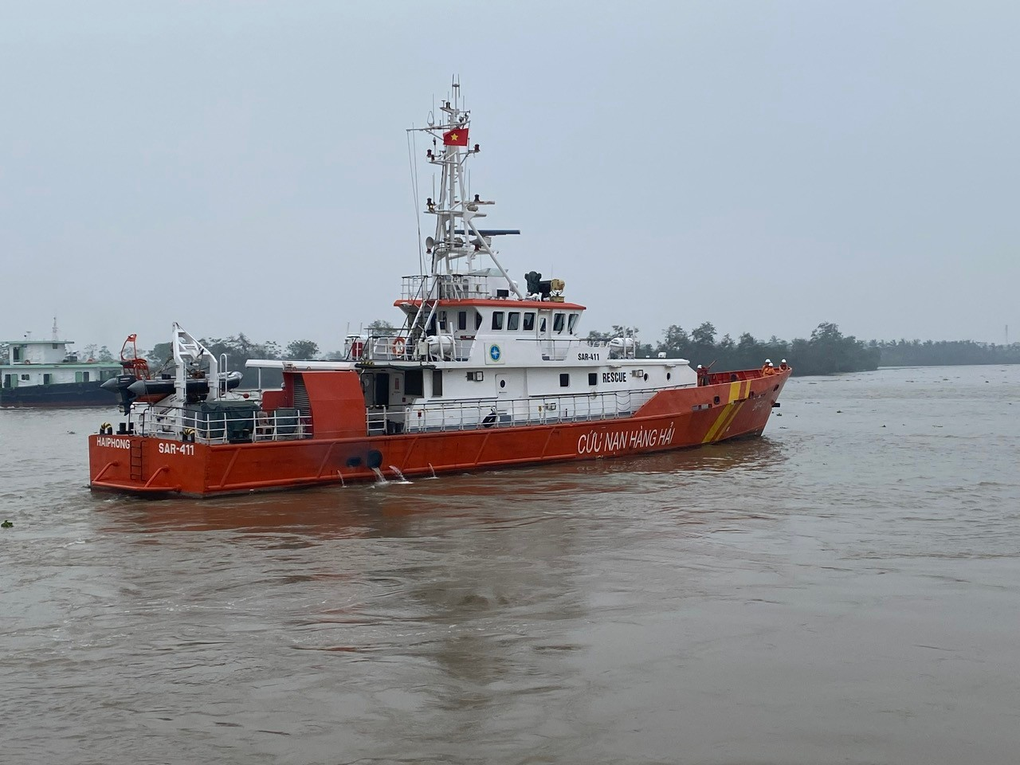 12 thuyền viên rơi xuống biển sau va chạm tàu, 4 người tử vong - 1 12 thuyền viên rơi xuống biển sau va chạm tàu, 4 người tử vong - 1