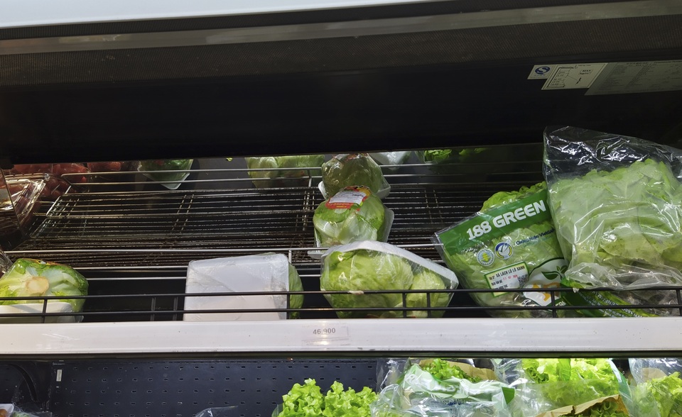 Người dân đổ xô đi mua đồ tích trữ phòng dịch corona, kệ hàng rau củ quả “cháy hàng” - 7 Người dân đổ xô đi mua đồ tích trữ phòng dịch corona, kệ hàng rau củ quả “cháy hàng” - 7