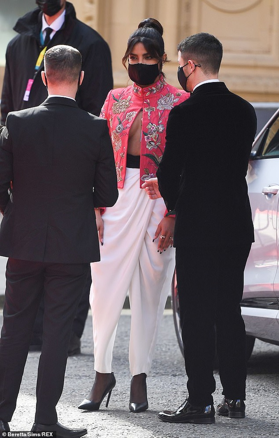 Hoa hậu thế giới diện áo không nội y, đẹp đôi bên chồng kém 10 tuổi - 3 Hoa hậu thế giới diện áo không nội y, đẹp đôi bên chồng kém 10 tuổi - 3