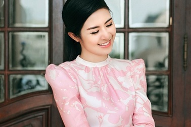 Hoa hậu Ngọc Hân tươi tắn xuống phố với váy hoa mùa hè