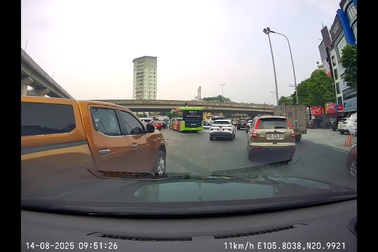 Bán tải chuyển làn ẩu, tạt đầu ô tô chạy cùng chiều