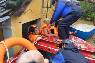 Quảng Nam di dời gần 2.000 người dân Hội An, Đà Nẵng còn 10.200 nhà bị ngập