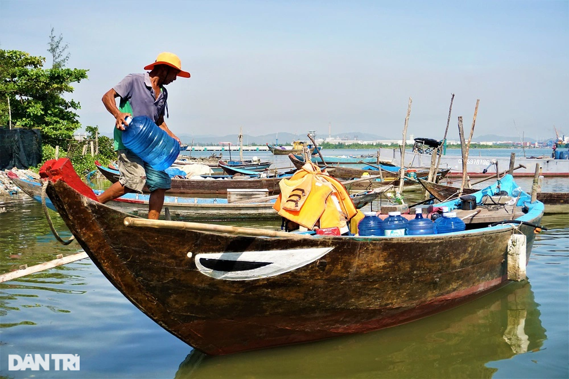 Ốc đảo người già ở cuối sông đầu biển với khát vọng được vào bờ - 6 Ốc đảo người già ở cuối sông đầu biển với khát vọng được vào bờ - 6