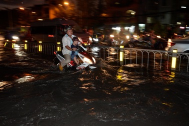 Đầu mùa mưa, người Sài Gòn đã khốn khổ vì ngập lụt