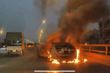 Xe Toyota Corolla bốc cháy ngùn ngụt trên đường vành đai 3