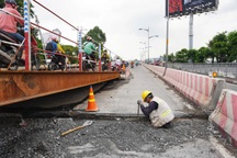 Nhịp cầu Bình Triệu 1 bắt đầu tách khỏi đầu mố