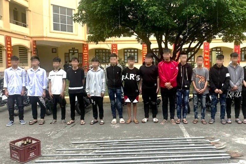 Các đối tượng thanh, thiếu niên đi xe máy mang theo dao phóng lợn, dao kiếm gây náo loạn các tuyến phố ở Ninh Bình (Ảnh: Công an TP Ninh Bình).