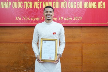 Đỗ Hoàng Hên hát Quốc ca, nói lời xúc động trong ngày nhận quốc tịch