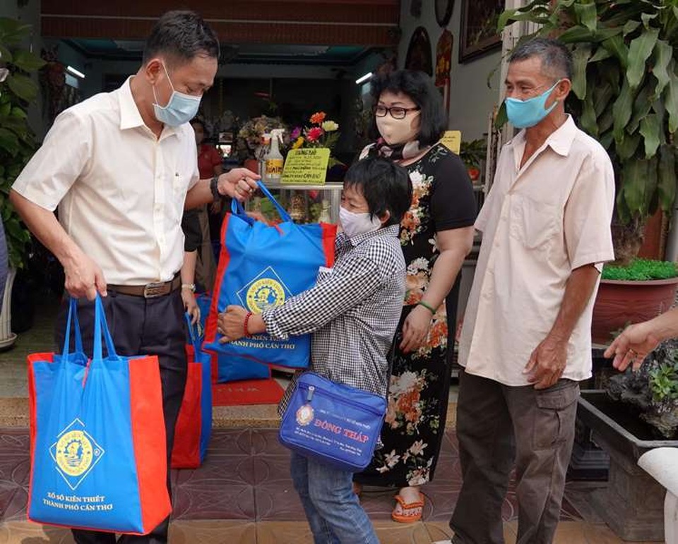 Cần Thơ hỗ trợ hơn 3.200 người bán vé số dạo - 1 Cần Thơ hỗ trợ hơn 3.200 người bán vé số dạo - 1