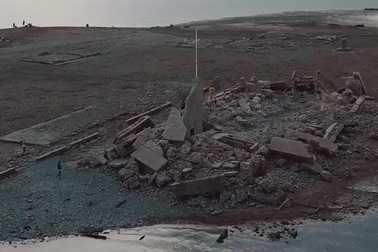 Thị trấn cổ 300 năm tuổi đột nhiên nổi lên giữa hồ