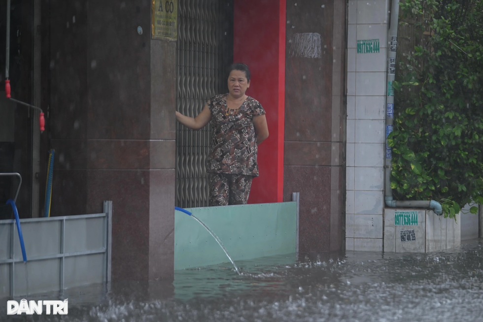 Người dân Thủ Đức khổ sở vì phố thành sông, nghĩ đủ kiểu chống ngập - 7 Người dân Thủ Đức khổ sở vì phố thành sông, nghĩ đủ kiểu chống ngập - 7