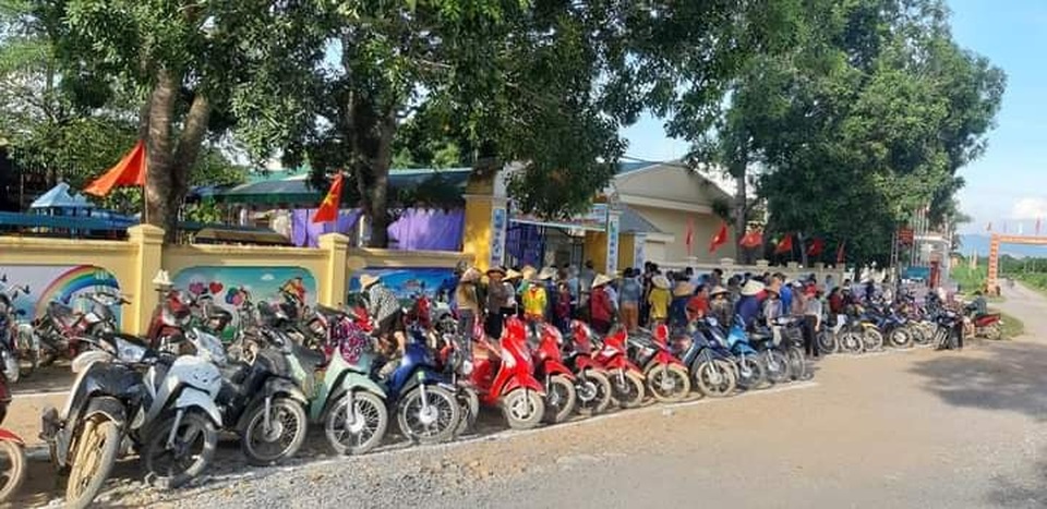Lan tỏa nép đẹp về ý thức an toàn giao thông ở các cổng trường - 3 Lan tỏa nép đẹp về ý thức an toàn giao thông ở các cổng trường - 3