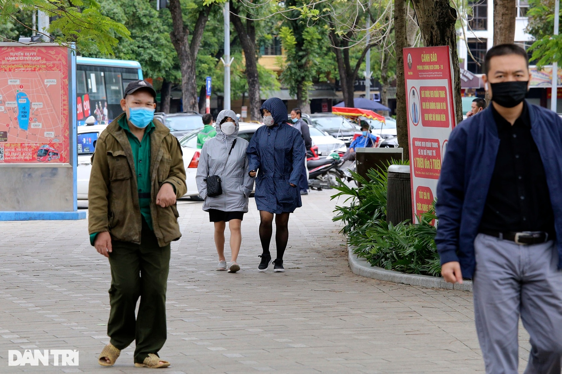 Hà Nội rét đậm, người ra đường phải nép sát nhau, mặc áo mưa tránh gió lạnh - 13 Hà Nội rét đậm, người ra đường phải nép sát nhau, mặc áo mưa tránh gió lạnh - 13