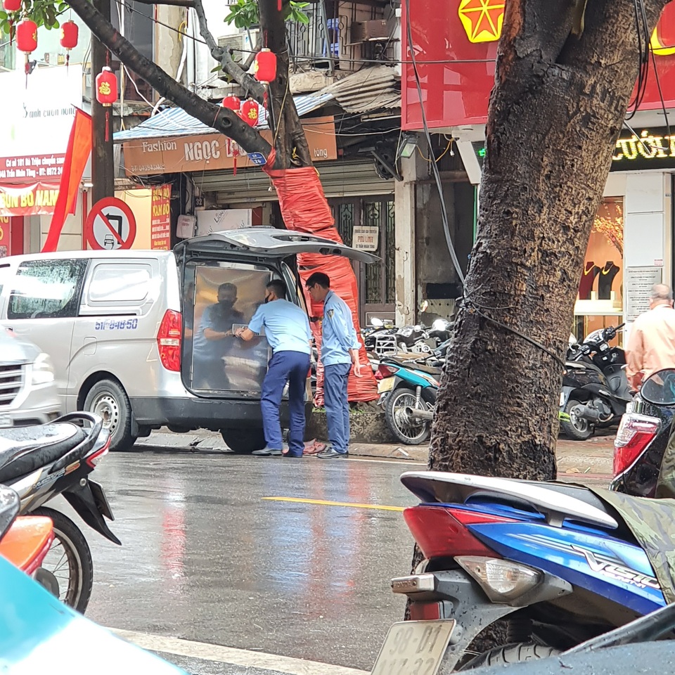 Dân đội mưa đi bán, bảo vệ khệ nệ khiêng chục bao vàng đi cất - 7 Dân đội mưa đi bán, bảo vệ khệ nệ khiêng chục bao vàng đi cất - 7
