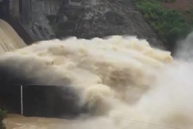 Nhà máy thủy điện Hố Hô xả lũ