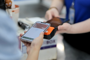 Người tiêu dùng trải nghiệm thanh toán Apple Pay tại chuỗi siêu thị Saigon Co.op