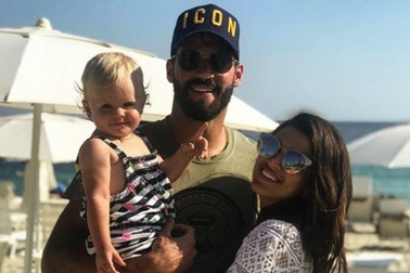 Ngắm bóng hồng bốc lửa theo chân thủ môn Alisson về với nước Anh