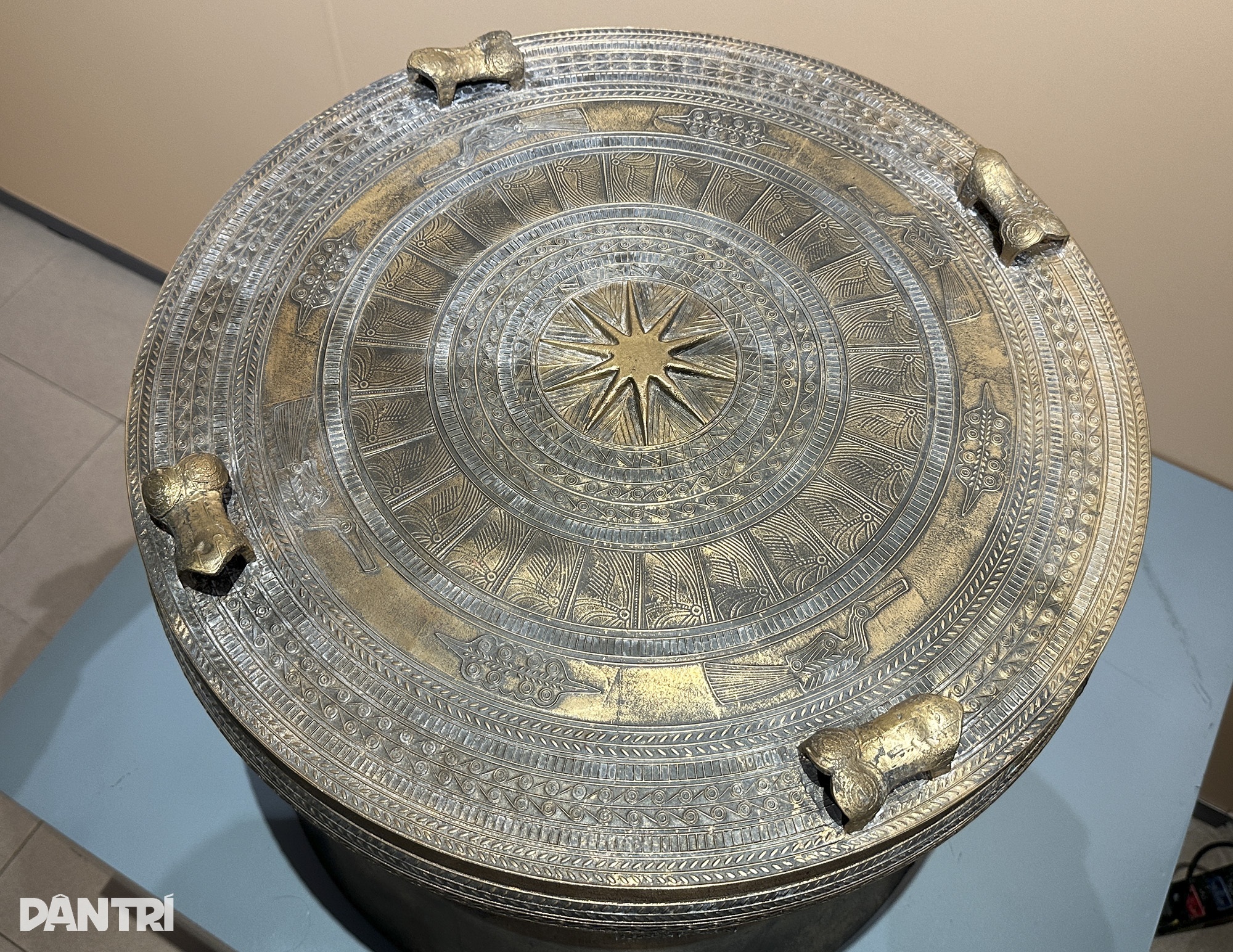 Beundrar den största Dong Son-bronstrumman som någonsin visats upp i Hanoi - 14 Ngắm trống đồng Đông Sơn lớn nhất từ trước đến nay đang trưng bày ở Hà Nội  - 14