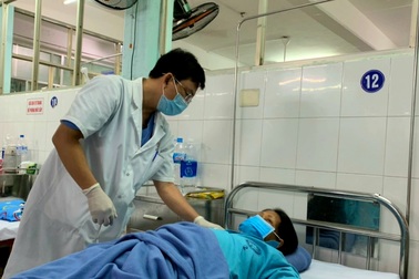 Gắp 2 con sán lá gan còn sống trong ống mật của nữ bệnh nhân