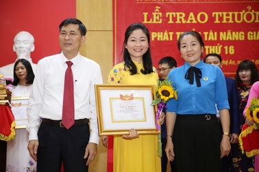 Nghệ An: Trao thưởng cho các nhà giáo góp phần phát triển tài năng giáo dục