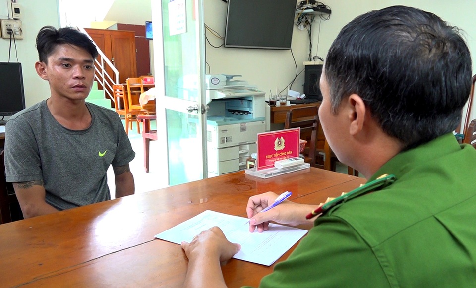 Bắt đối tượng mang súng đi đòi nợ và đến nhà bạn gái bắn chỉ thiên - 1 Bắt đối tượng mang súng đi đòi nợ và đến nhà bạn gái bắn chỉ thiên - 1