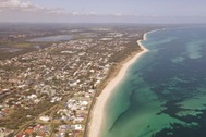 Australia: Thiếu niên 13 tuổi bơi 4 giờ trên biển tìm người cứu mẹ và em
