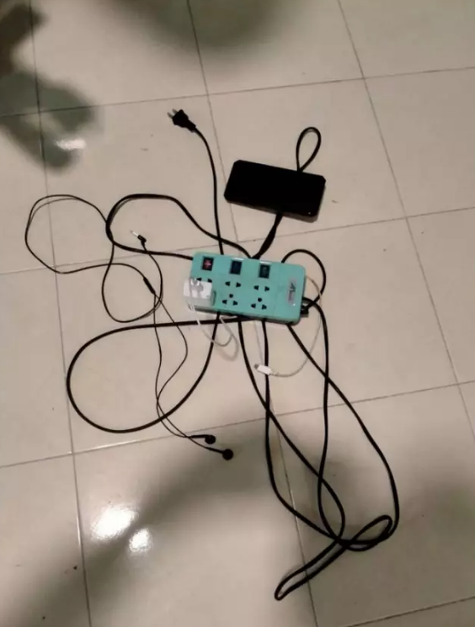 Vừa cắm sạc điện thoại vừa đeo tai nghe, thanh niên qua đời tức tưởi - 1 Vừa cắm sạc điện thoại vừa đeo tai nghe, thanh niên qua đời tức tưởi - 1