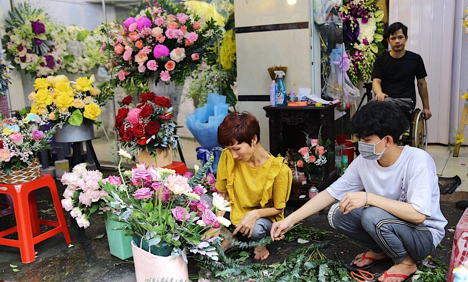 Vợ chồng khuyết tật mở tiệm hoa, thu về chục triệu đồng mỗi tháng - 12 Vợ chồng khuyết tật mở tiệm hoa, thu về chục triệu đồng mỗi tháng - 12