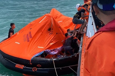 Cứu 10 thuyền viên trên tàu hàng bị chìm đột ngột giữa biển