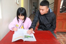 Thương cảnh chàng trai mồ côi không người thân nuôi em gái 10 tuổi