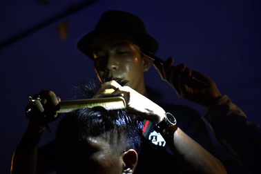 Soi đèn hớt tóc bên vỉa hè... nghĩa trang Bình Hưng Hòa