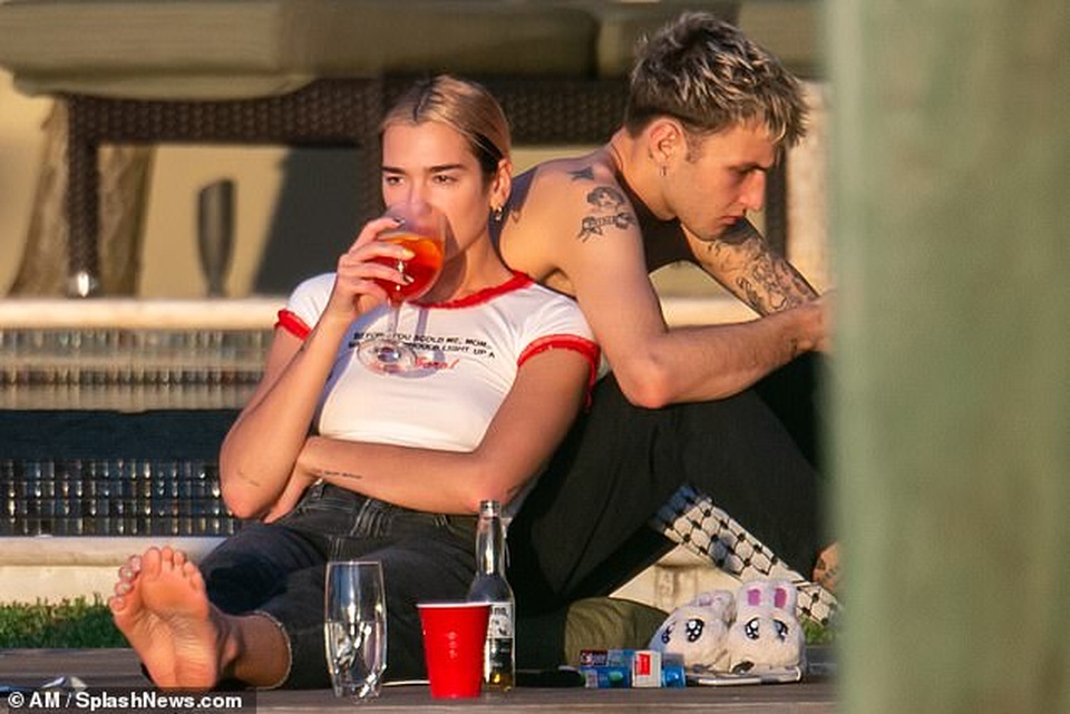 Dua Lipa tình tứ hôn bạn trai trong buổi tập yoga - 5 Dua Lipa tình tứ hôn bạn trai trong buổi tập yoga - 5