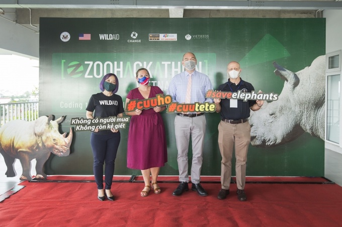 Bà Hoàng Thị Minh Hồng - Giám Đốc CHANGE, bà Caitlin Cassot - Viên chức Kinh tế - Tổng LS Hoa Kỳ Tại TPHCM, ông Robert Greenan - Quyền Tổng Lãnh sự - Tổng LS Hoa Kỳ tại TP.HCM, ông Andy Herrmann - Tổng LS Hoa Kỳ Tại TPHCM