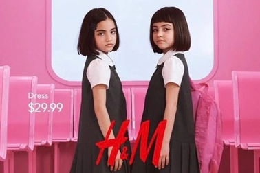 H&M phải xin lỗi vì quảng cáo thời trang trẻ em có yếu tố gợi dục