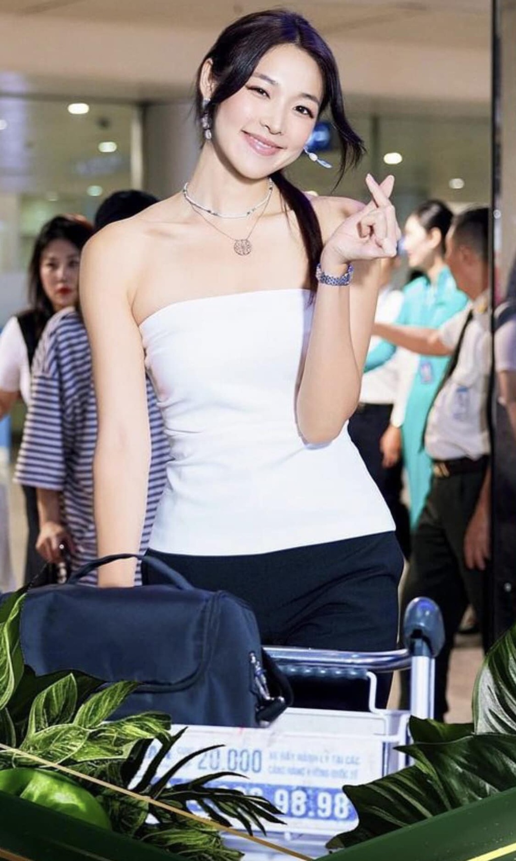 Đương kim Hoa hậu Trái đất khoe nhan sắc như búp bê sống tại Việt Nam - 9 Đương kim Hoa hậu Trái đất khoe nhan sắc như búp bê sống tại Việt Nam - 9