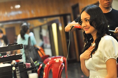 Lan Phương "xì tin" trong hậu trường