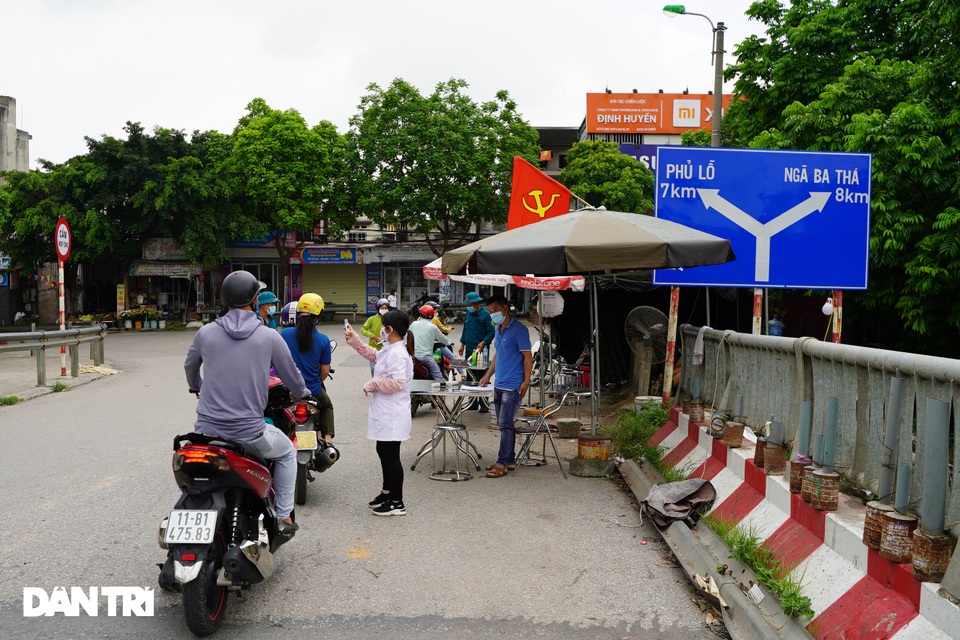 Muôn kiểu chốt chặn phòng dịch tại các ngả đường ở vùng giáp ranh Hà Nội - 13 Muôn kiểu chốt chặn phòng dịch tại các ngả đường ở vùng giáp ranh Hà Nội - 13