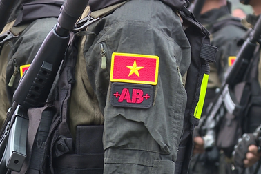 Miếng dán đặc biệt trên cánh tay chiến sĩ cảnh sát đặc nhiệm